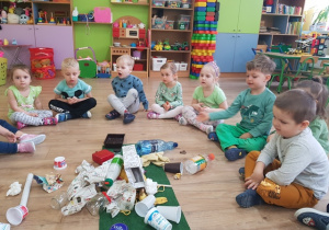 Dzieci uczą się segregować śmieci