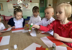 Dzieci wykonują flagę Polski.