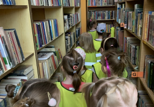 Dzieci w bibliotece.