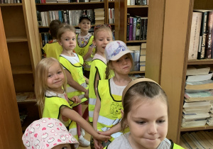 Dzieci w bibliotece.