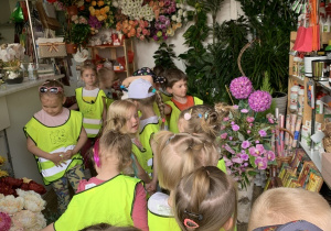 Dzieci w kwiaciarni