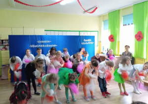 Dzieci tańczą z pomponami do piosenki "Mamma mia"