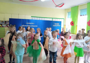 Dzieci tańczą z chustami do piosenki "Kocham mamę, kocham tatę"