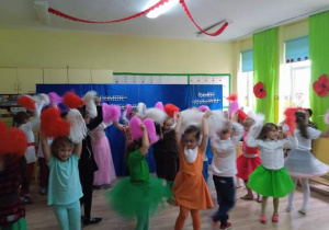 Dzieci tańczą z pomponami do piosenki "Mamma mia"
