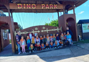 Grupa przed wejściem do Dino Parku