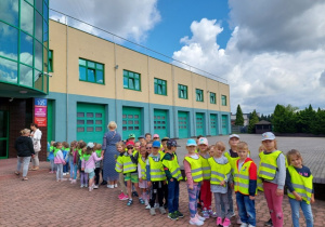 Dzieci przed budynkiem Straży Pożarnej