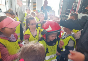 Dzieci oglądają sprzęt strażacki