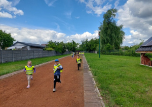 Dzieci sprawdzają swoją sprawność i wytrzymałość na bieżni