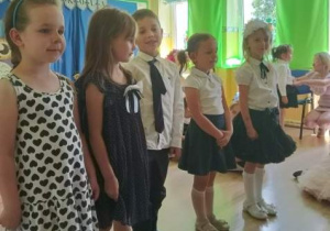 Grupa dzieci recytuje wiersze
