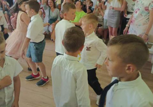 Dzieci tańczą Patty Cake Polka