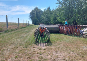 Dzieci bawią się w tunelach