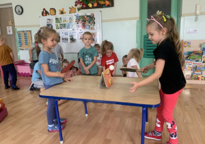 Dzieci grają w tenisa stołowego