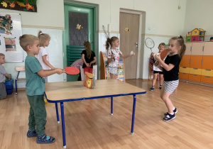 Dzieci grają w tenisa stołowego