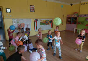 Dzieci przy muzyce bawią się balonami w kropki