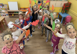 Dzieci tańczą trzymając kolorowe liście