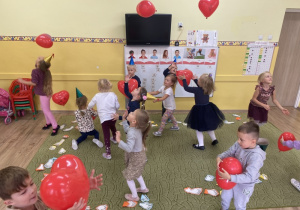 Przedszkolaki odbijają balony