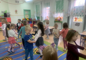 Dzieci tańczą parami