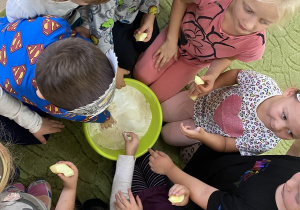 Dzieci przygotowują w misce ciastolinę