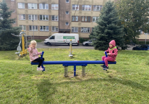 Dzieci bawią się na placu zabaw