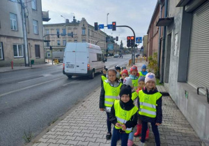 Dzieci bezpiecznie poruszają się po chodniku