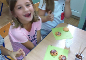 Dzieci wykonują z ciasteczek jeżyki