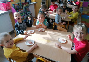 Dzieci wykonują jeże z ciastoliny.