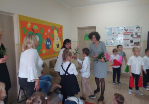 Dzieci ze starszaków wręczyły wszystkim kwiaty