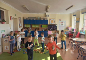Dzieci grają na instrumentach przy muzyce