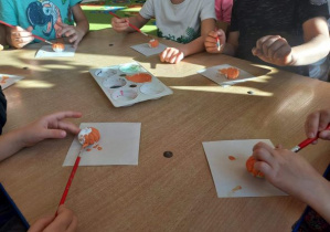 Dzieci malują figurki dyni