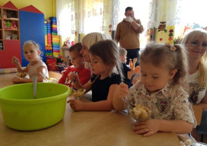 Dzieci konsumują wykonane sałatki owocowe