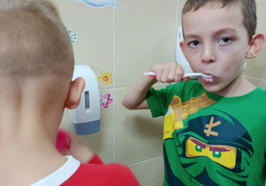 Dzieci myją zęby.