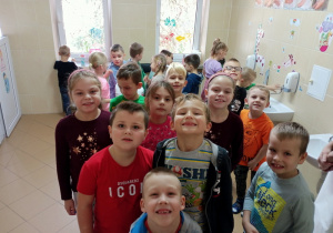 Dzieci pokazują czyste zęby.