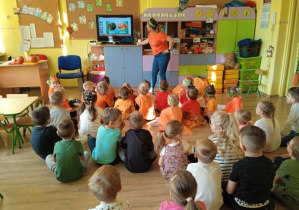 Dzieci oglądają prezentacje o dyniach