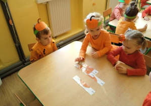 Dzieci układają dyniowe puzzle