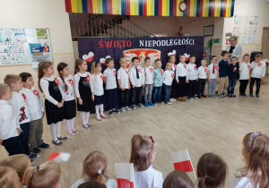 Dzieci śpiewają pieśń patriotyczną.
