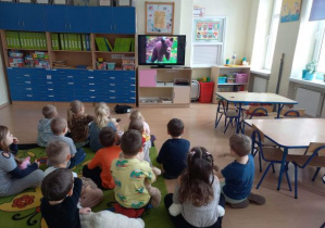 Grupa ogląda film edukacyjny