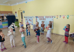 Dzieci tańczą z misiem do piosenki Misie dwa