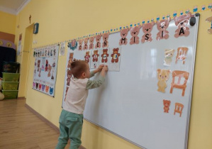 Dziecko przyporządkowuje określone znaki figur do odpowiedniego misia