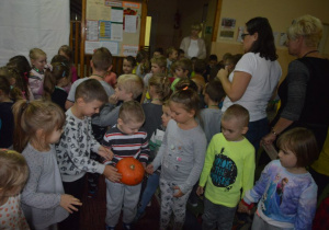 Zabawy w kole z dynią.