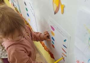 Dziewczynka rozwiązuje zadanie na tablicy