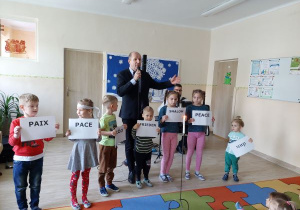 Dzieci trzymają karty z napisami Pokój w różnych językach