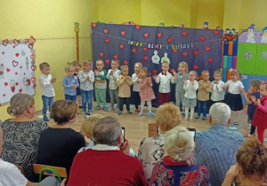 Dzieci śpiewają piosenkę