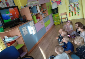 Grupa ogląda film edukacyjny o dinozaurach