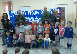 Dzieci z żołnierzami pozują do zdjęcia 