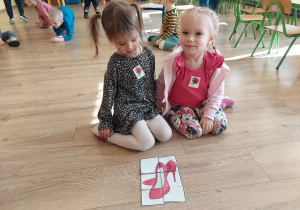 Dziewczynki prezentują swoją układankę