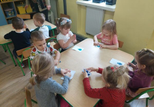 Dzieci wykonują kropelkę z plasteliny