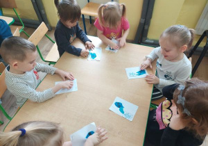 Dzieci wykonują kropelkę z plasteliny