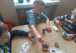 Dzieci malują jajka przez siebie zaprojektowane