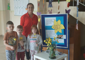 Trójka dzieci zachęcała do udziału w akcji charytatywnej