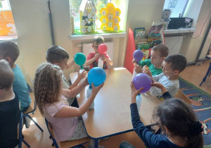 Grupa obserwuje jak balon sam się nadmuchuje